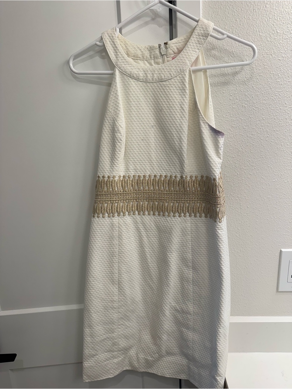 Lilly Pulitzer White Textured Sheath Dress Gold Embroidered Waist Women’s Size 2